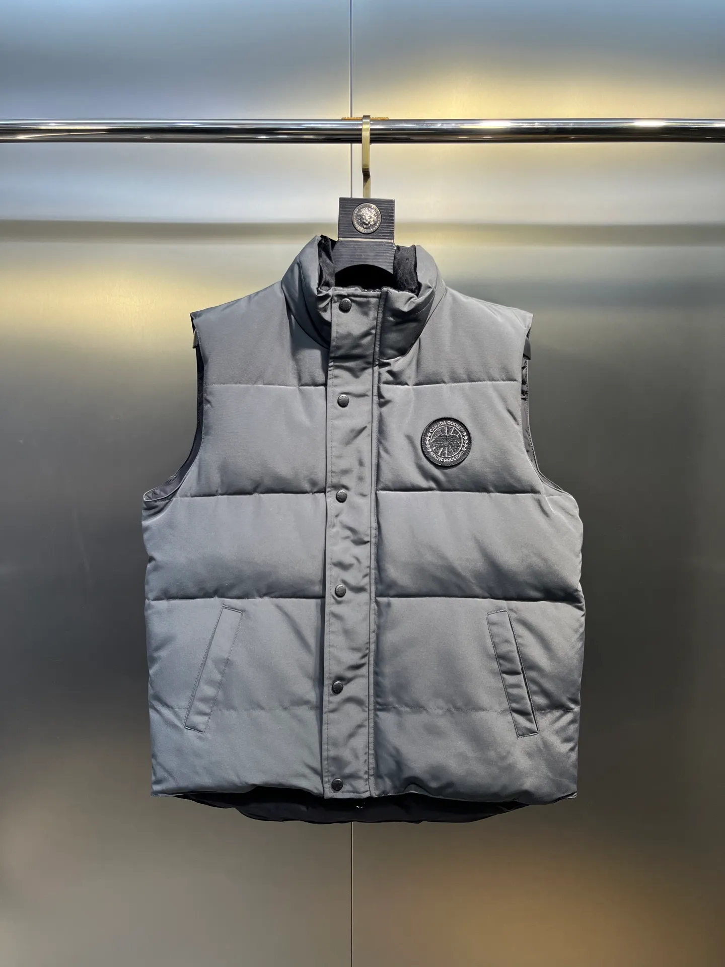 P380 🇨🇦Canada Goose""🇨🇦🌟 Garson down vest has always been recognized as the warmest down jacket. Various Instagram celebrities, Internet celebrities, and celebrities often wear it for street photos. I make Canada Goose every year, but I still can't get rid of my love for it. No matter how cold the days are, there is no need to be afraid, because there is! Filled with 90% white duck down, it is the legendary warmest down jacket and is known as a must-have for Arctic outdoor sports! The most popular down jacket in the world, celebrities are rushing to buy it, it is a must-have!  Size: XS to 2XL